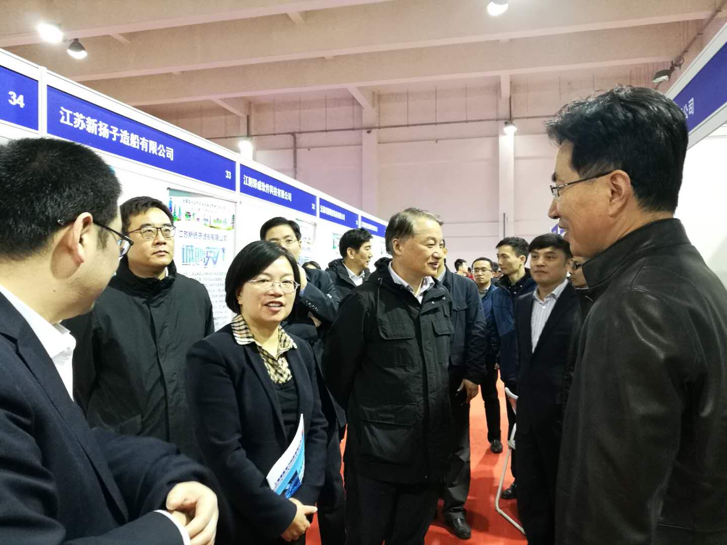 无锡市委常委、组织部长周英（左三）等领导现场指导工作（上海招聘会）