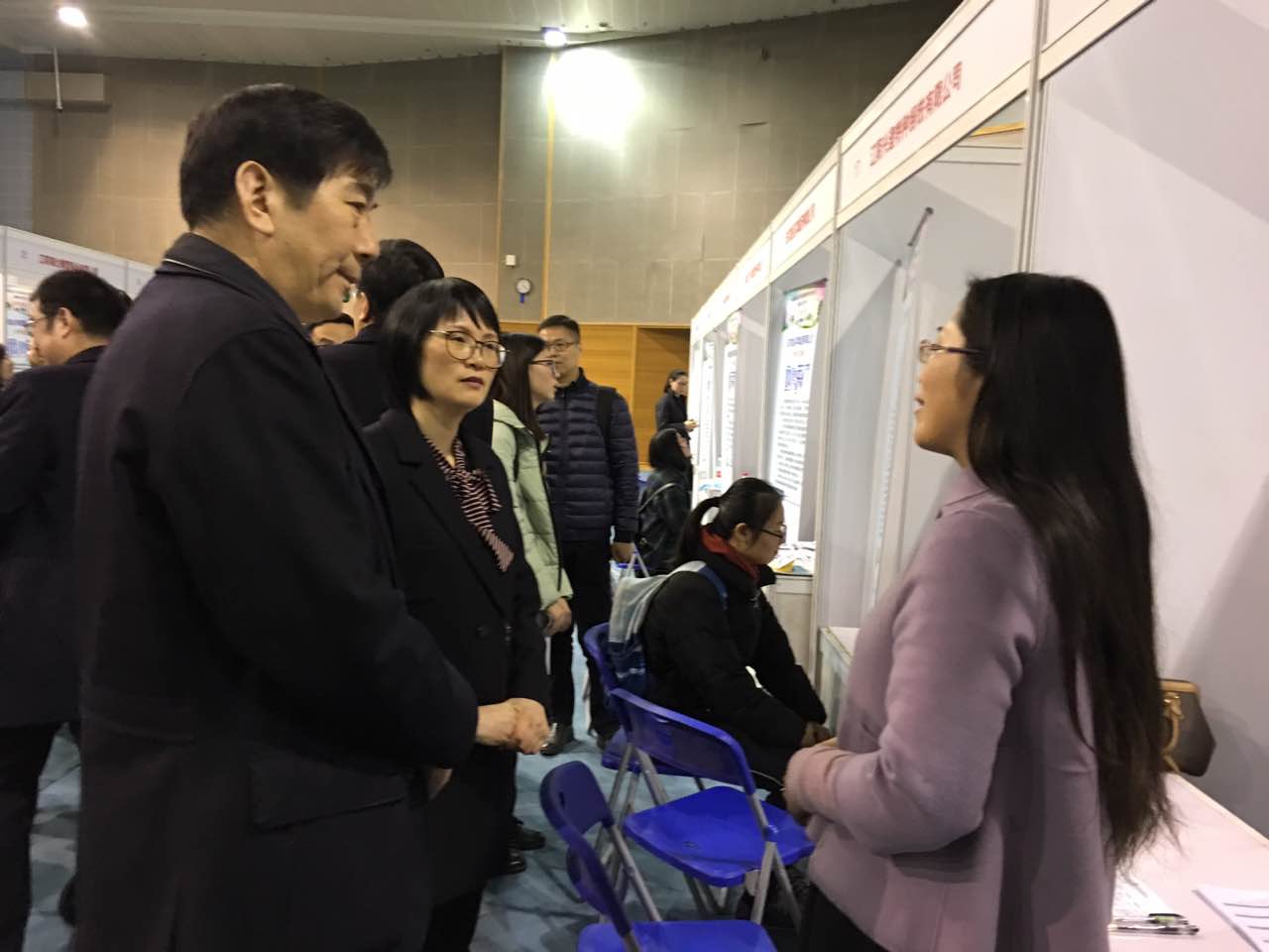 无锡市高亚光副市长（左二）指导我校人才工作（北京招聘会）